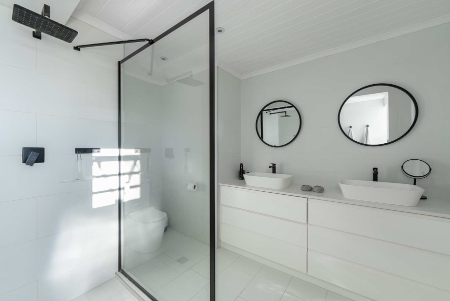 5 Bedroom Property for Sale in Green Point Western Cape